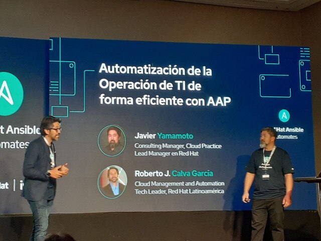 Javier Yamamoto y Roberto Calva García exponiendo la charla Automatización de la Operación de TI de forma eficiente con AAP en Ansible Automates 2023 Buenos Aires 2023-04-27-ansible-automates-2023-jyamamoto-rcgarcia.jpg